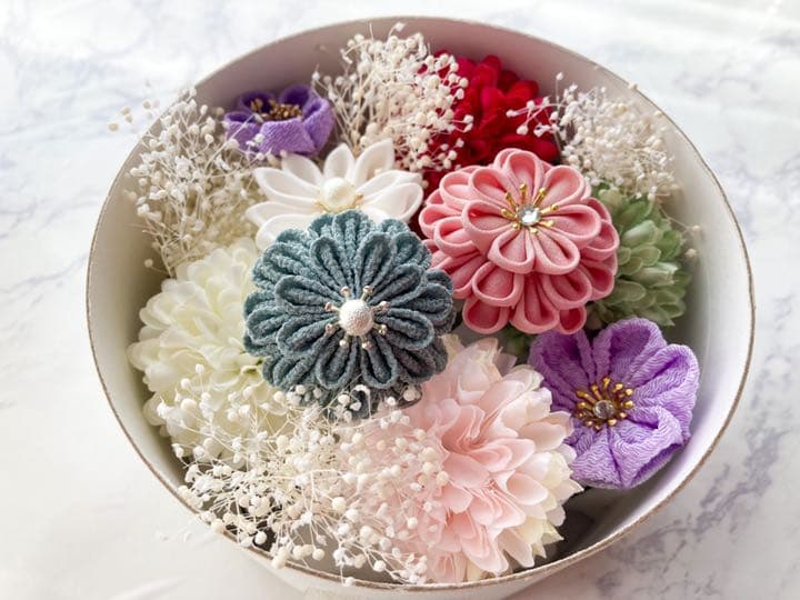 和装髪飾り　つまみ細工髪飾り　赤　白　成人式　卒業式　袴　七五三