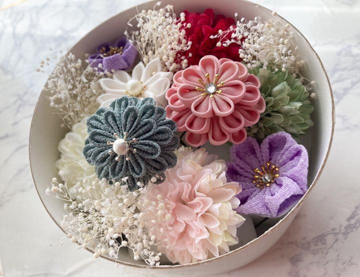 和装髪飾り　つまみ細工髪飾り　赤　白　成人式　卒業式　袴　七五三