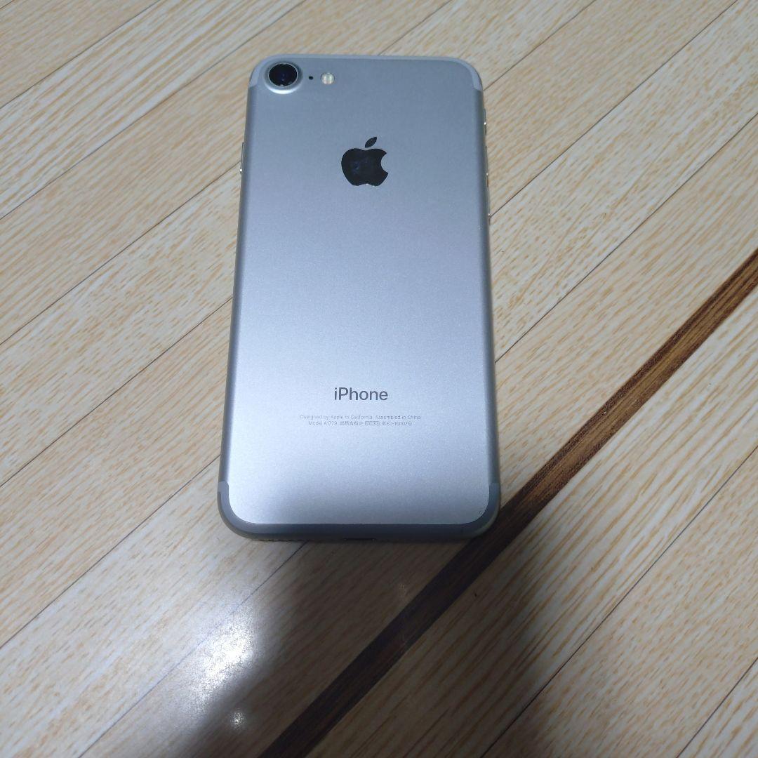 Apple iPhone 7 シルバー 本体