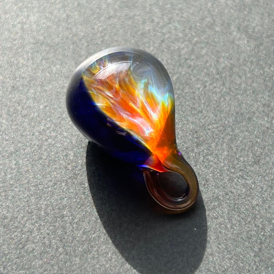 ガラスペンダント　ふわぁ〜