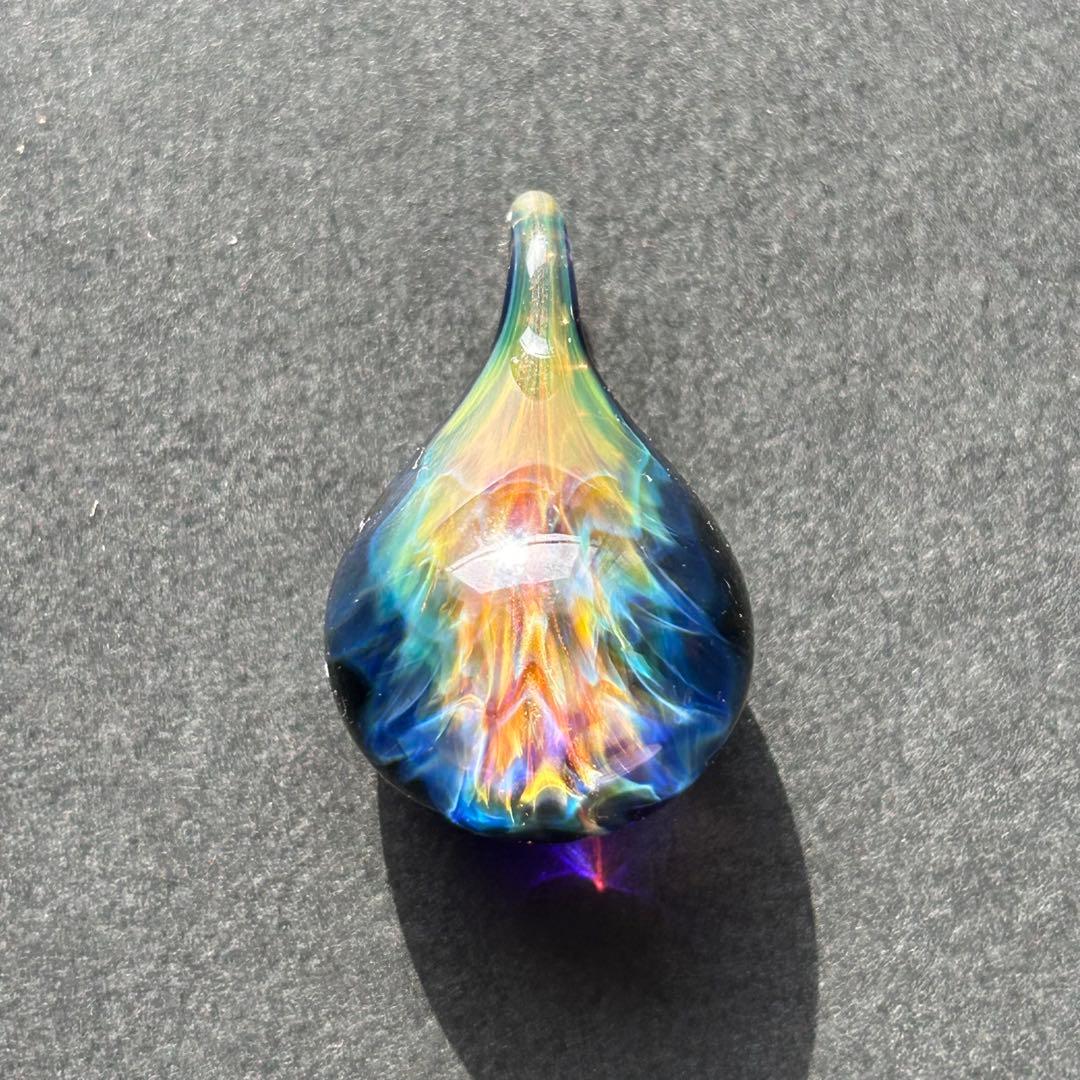 ガラスペンダント　ふわぁ〜