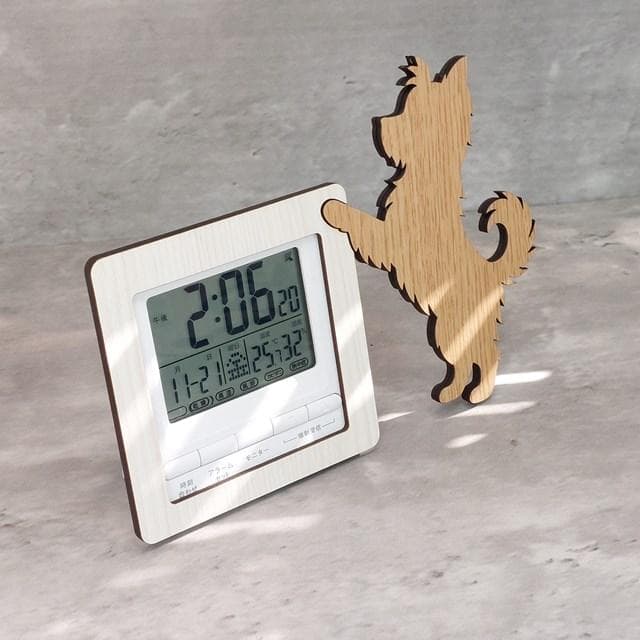 【電波時計】ワンちゃんが寄り添う電波デジタル時計 ヨークシャーテリア　ベージュ