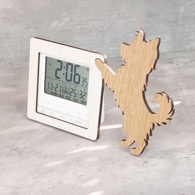 【電波時計】ワンちゃんが寄り添う電波デジタル時計 ヨークシャーテリア　ベージュ