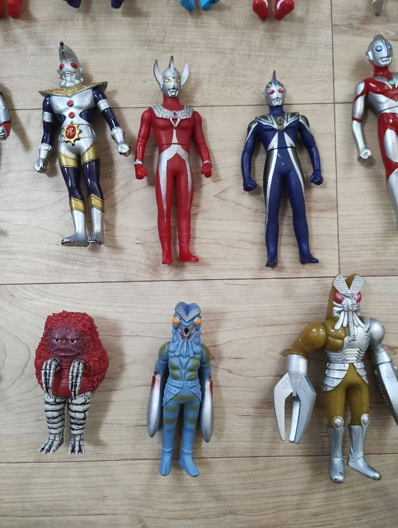 ウルトラマン＆怪獣、仮面ライダー、戦隊ヒーローソフビ人形約70体セット