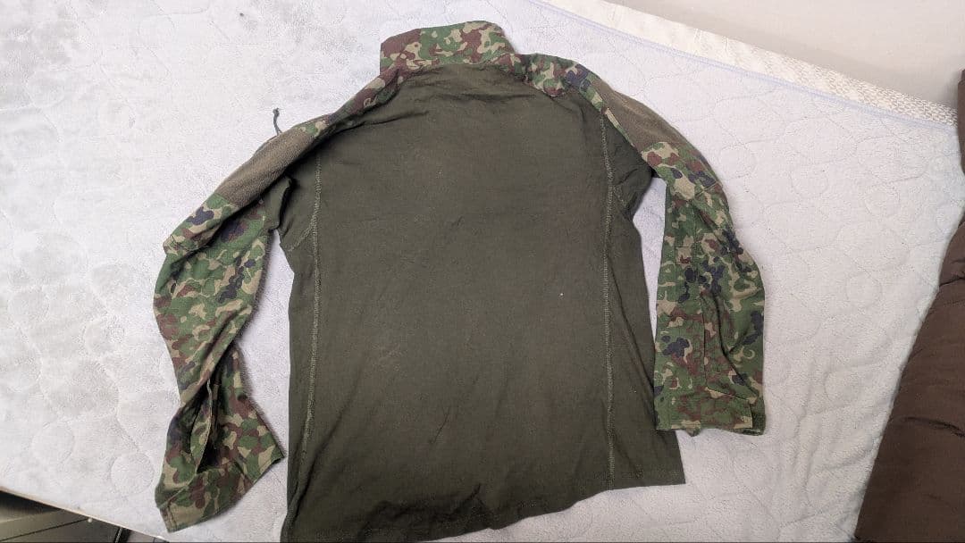 迷彩色ハイネック戦闘服