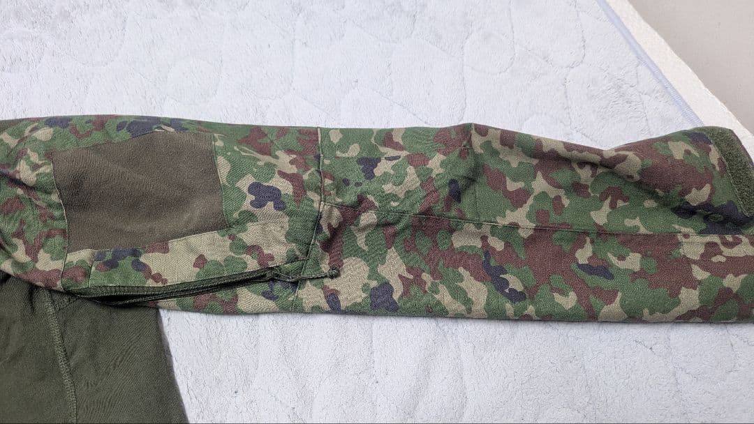 迷彩色ハイネック戦闘服