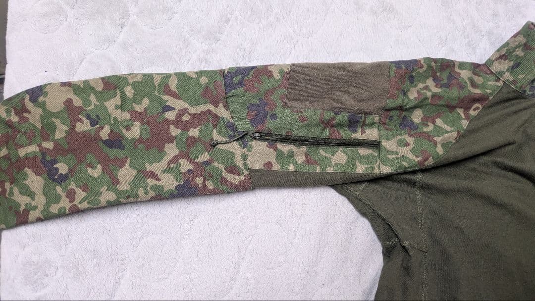 迷彩色ハイネック戦闘服