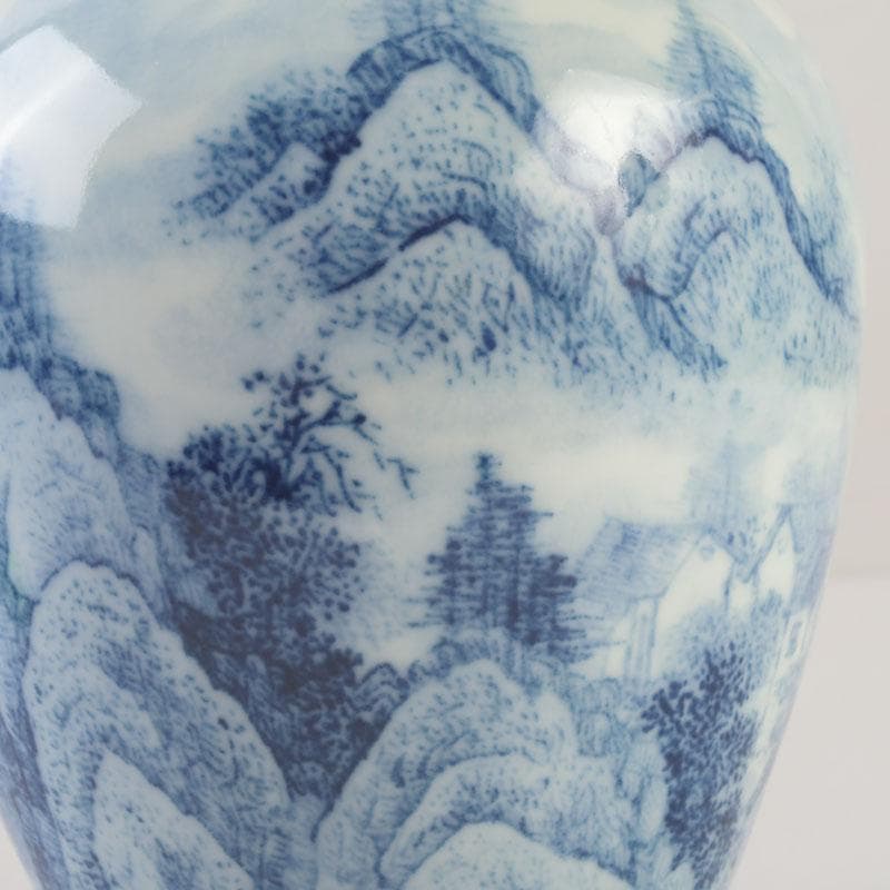 中国　景徳鎮製　青花　山水楼閣文瓶　花瓶　在銘　V　9576