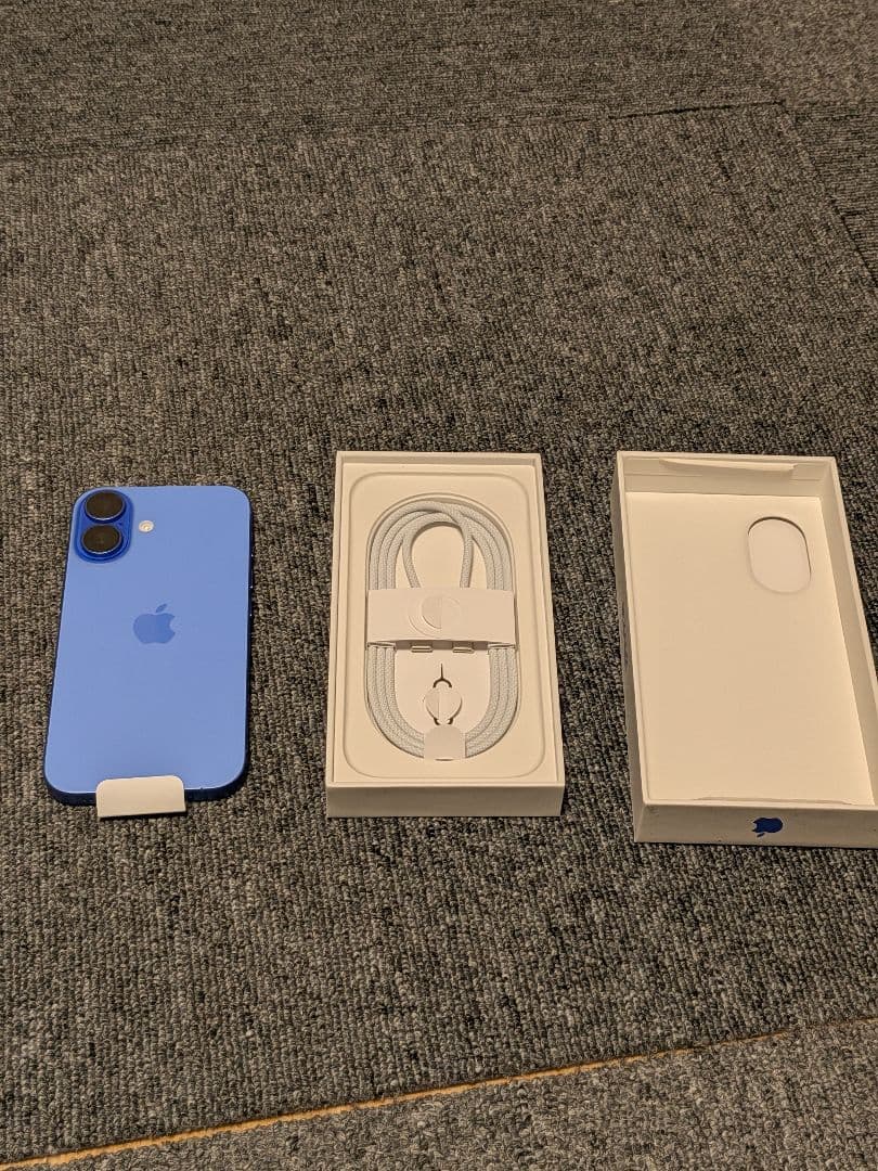 iPhone16 256GB ウルトラマリン SIMフリー ほぼ新品　ケース付き