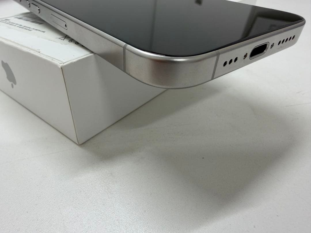 iPhone 15Pro ホワイトチタニウム　本体