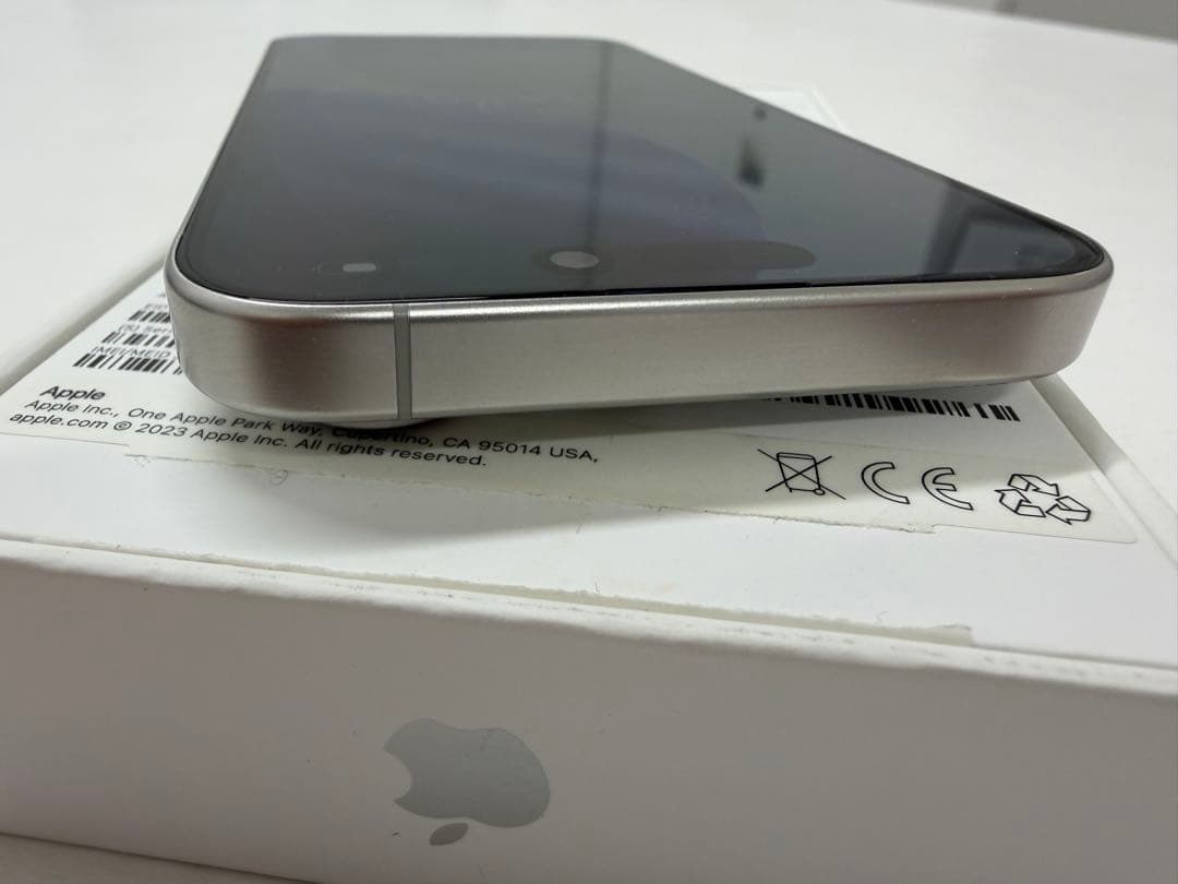 iPhone 15Pro ホワイトチタニウム　本体