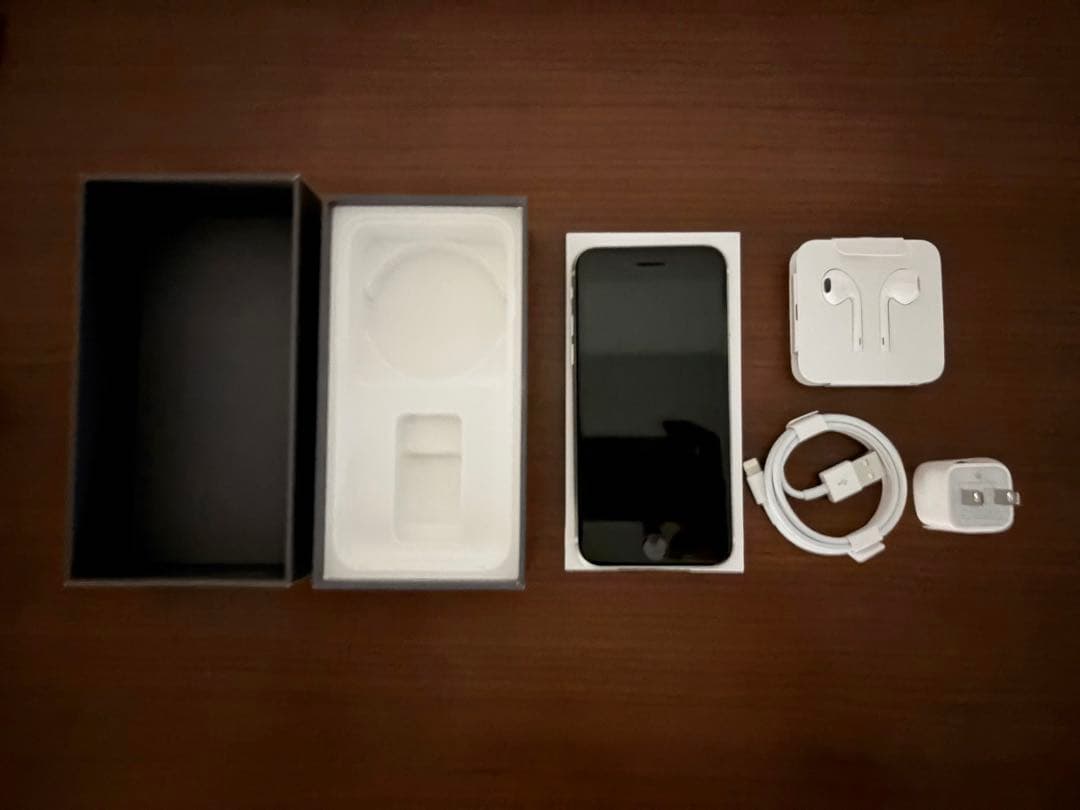 Apple iPhone SE 第2世代 ホワイト 本体 充電器・イヤフォン付き