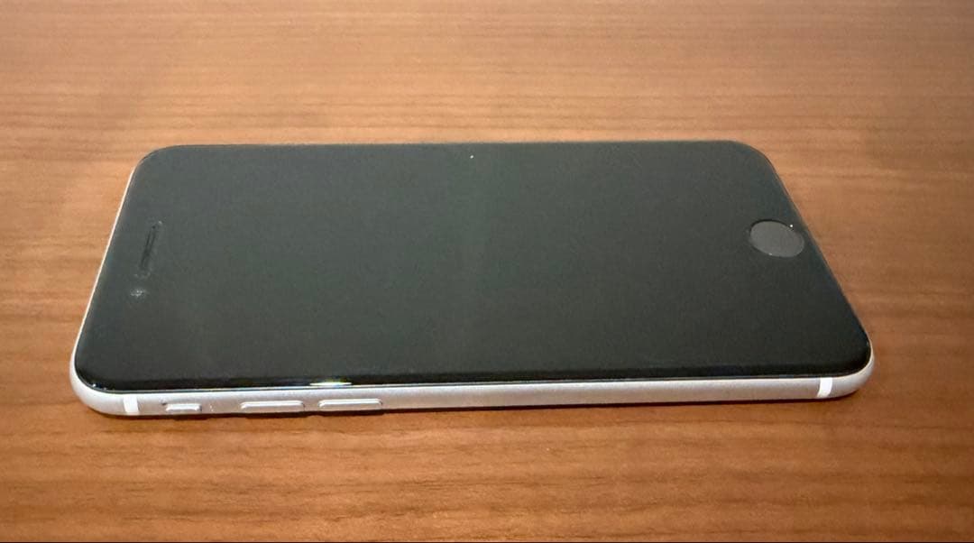 Apple iPhone SE 第2世代 ホワイト 本体 充電器・イヤフォン付き