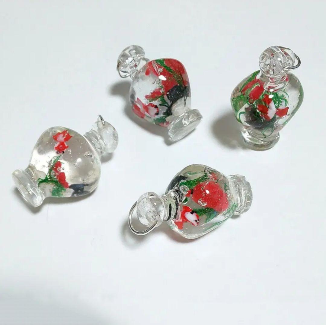 【388】香水瓶形のチャーム／ペンダント／金魚／レジン