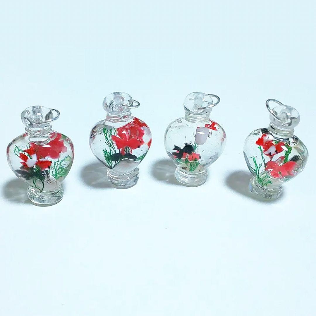 【388】香水瓶形のチャーム／ペンダント／金魚／レジン