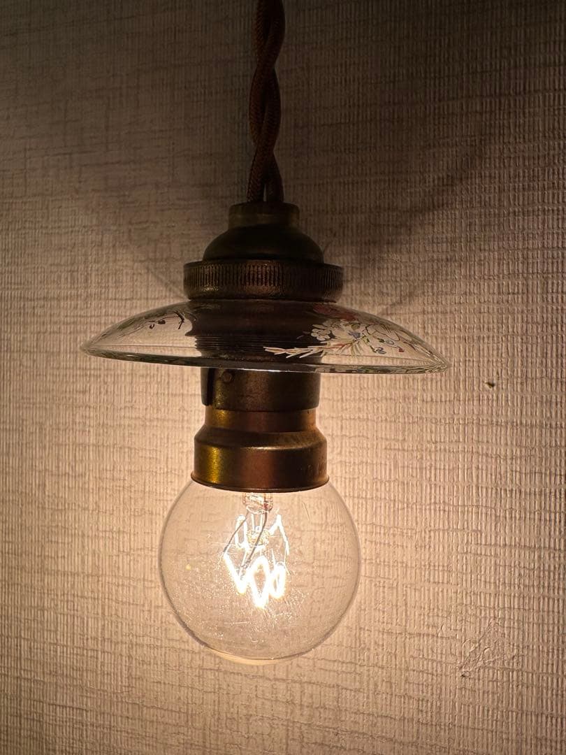 フランス アンティーク 可愛らしいフローラルの絵付けがされた小さなアトリエランプ