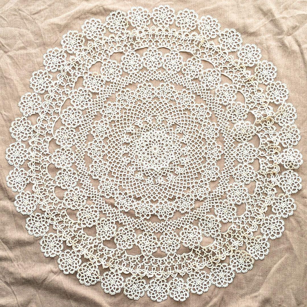 タティングレースのテーブルセンター（55cm）