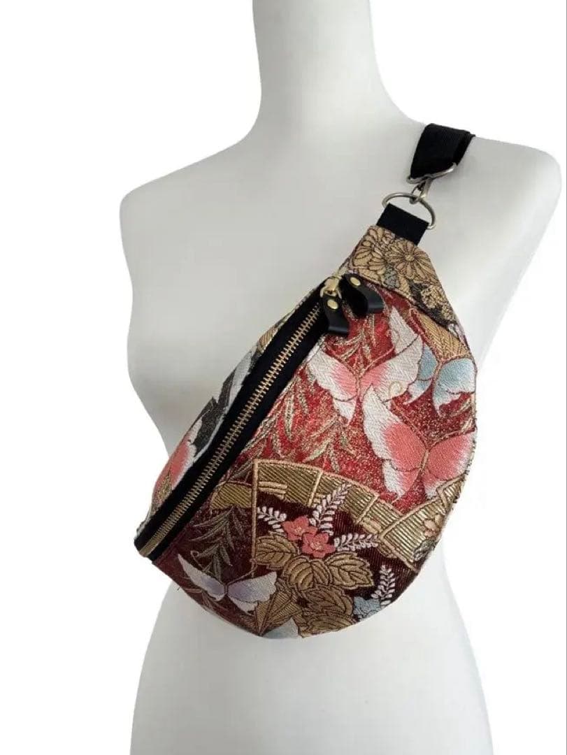 帯リメイクバッグ　赤と金に舞う扇と蝶のボディバッグ（正絹・吉祥文様・一点物）