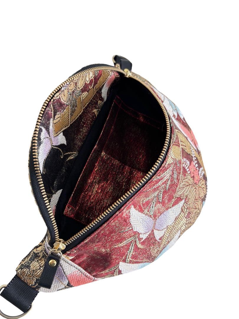 帯リメイクバッグ　赤と金に舞う扇と蝶のボディバッグ（正絹・吉祥文様・一点物）