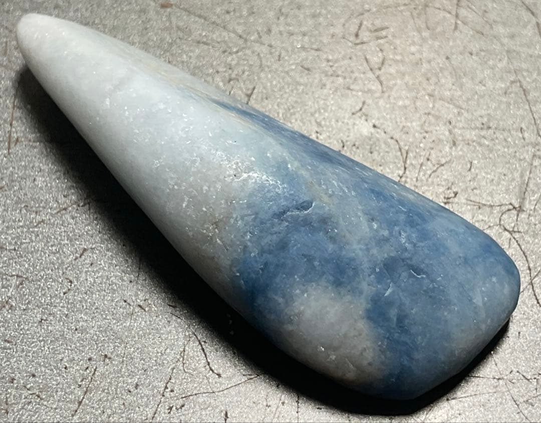 白地に鮮やかな青色　入りコン沢翡翠8g 糸魚川　ヒスイ　ひすい