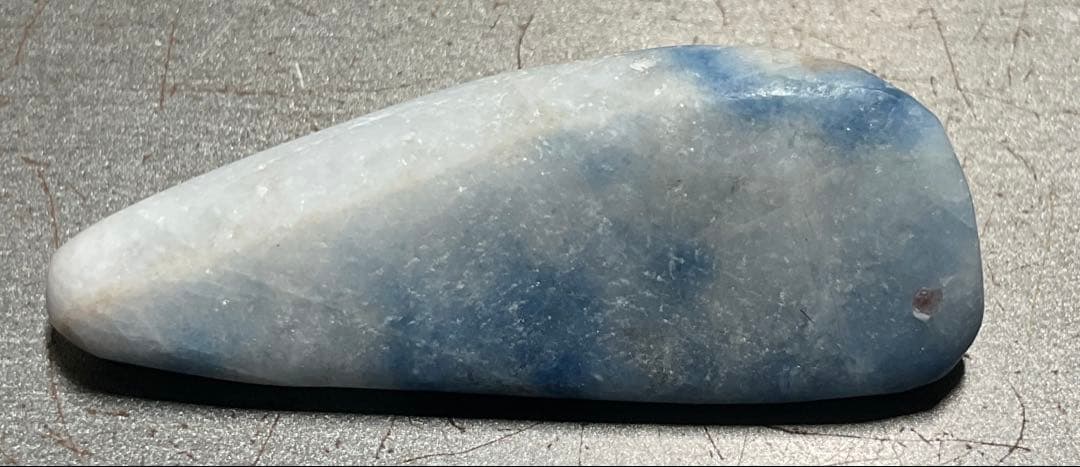 白地に鮮やかな青色　入りコン沢翡翠8g 糸魚川　ヒスイ　ひすい