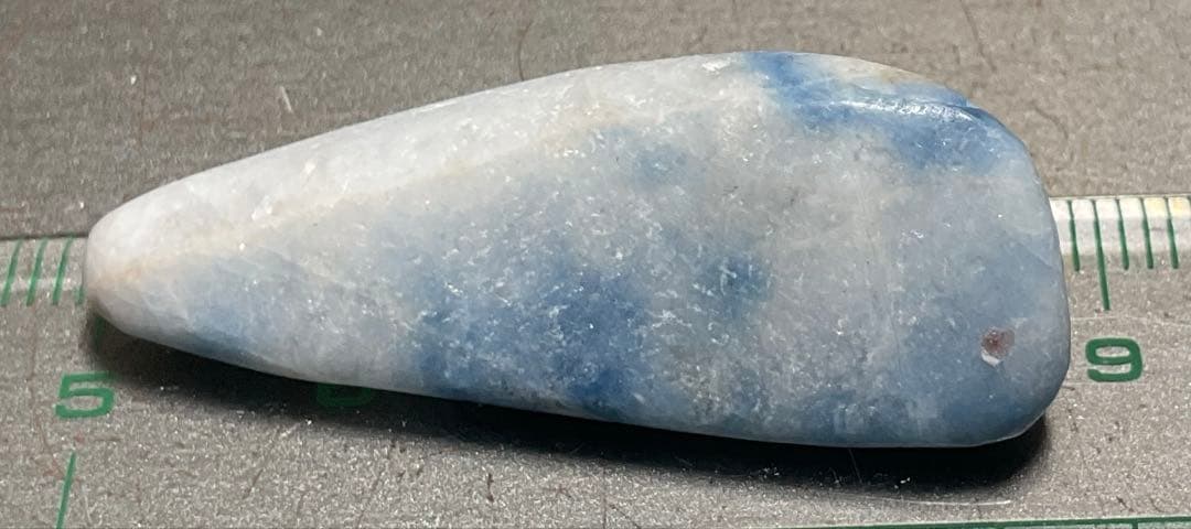 白地に鮮やかな青色　入りコン沢翡翠8g 糸魚川　ヒスイ　ひすい