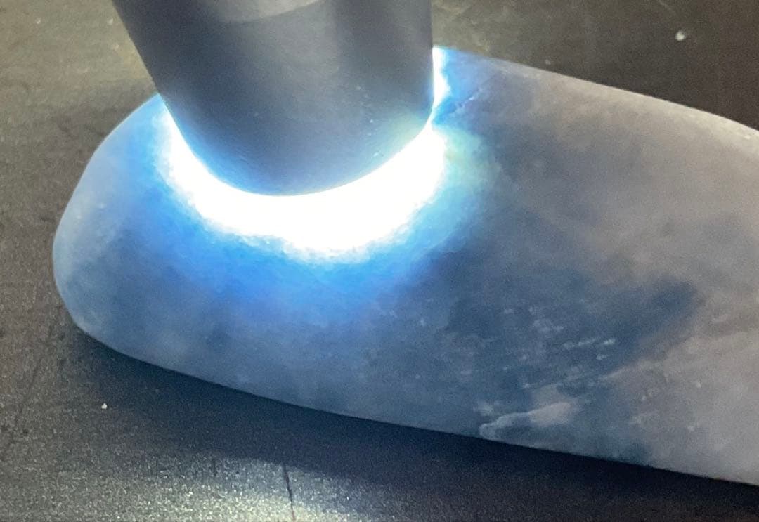 白地に鮮やかな青色　入りコン沢翡翠8g 糸魚川　ヒスイ　ひすい