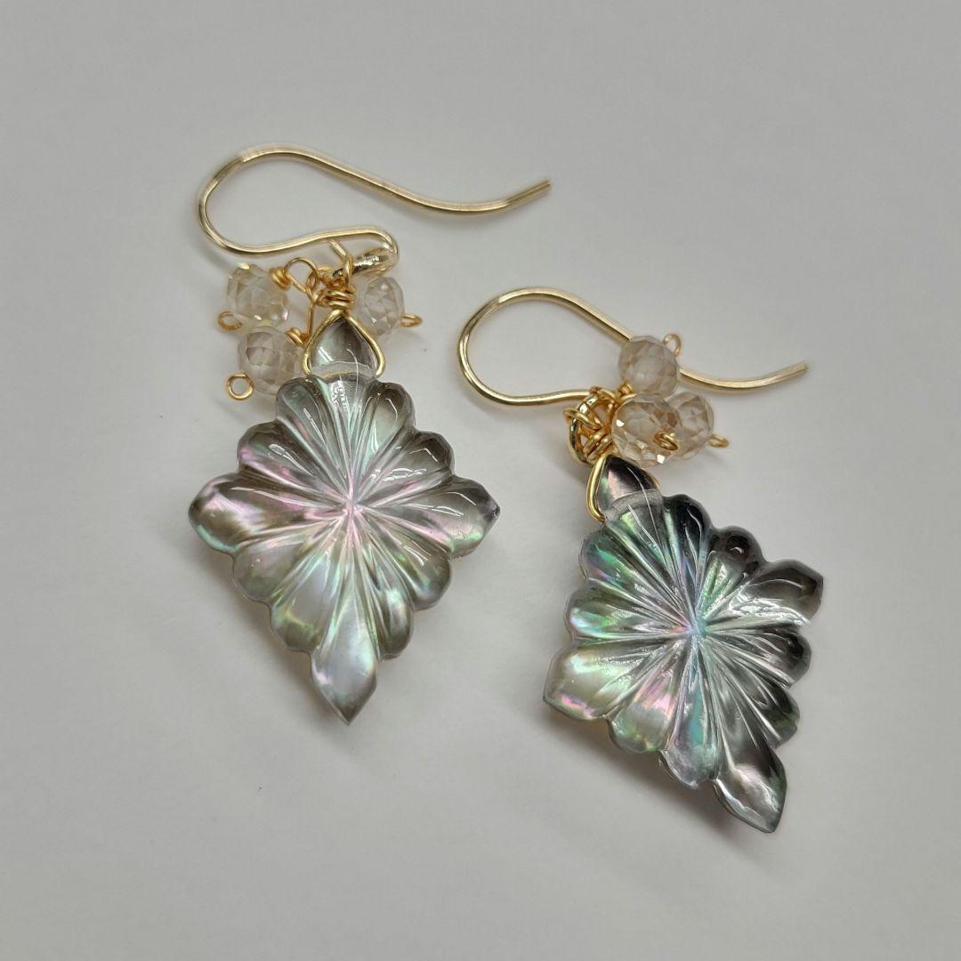 ブラックマザーオブパール クリスタル ロゼンジピアス