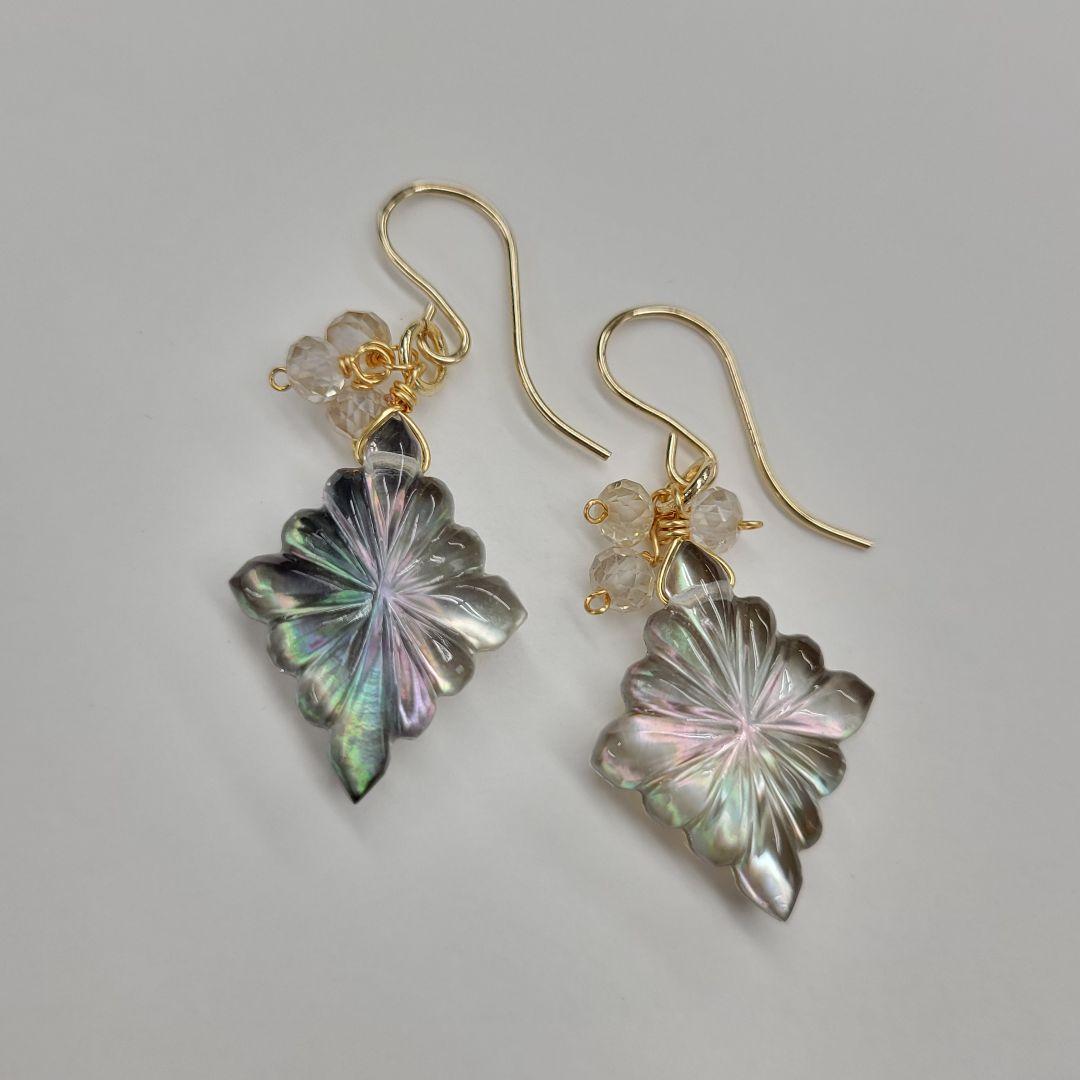 ブラックマザーオブパール クリスタル ロゼンジピアス