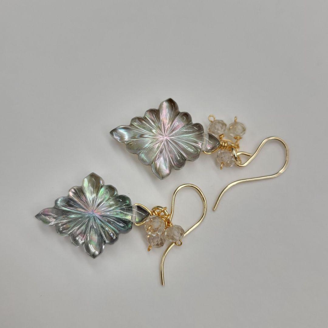 ブラックマザーオブパール クリスタル ロゼンジピアス