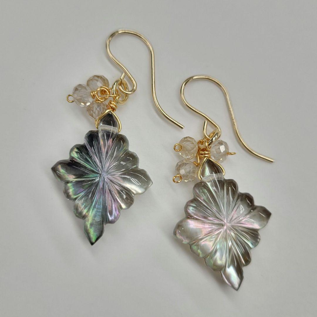 ブラックマザーオブパール クリスタル ロゼンジピアス