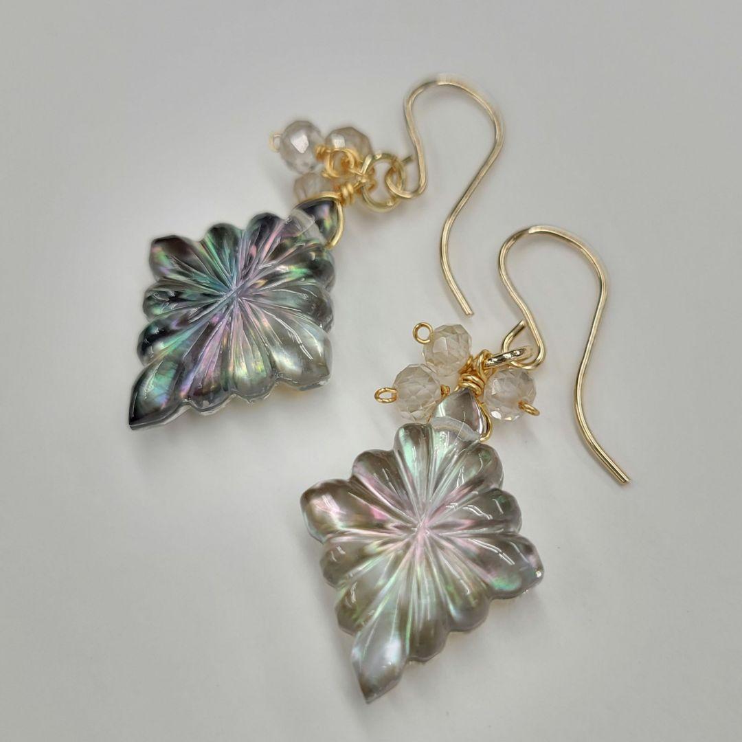 ブラックマザーオブパール クリスタル ロゼンジピアス