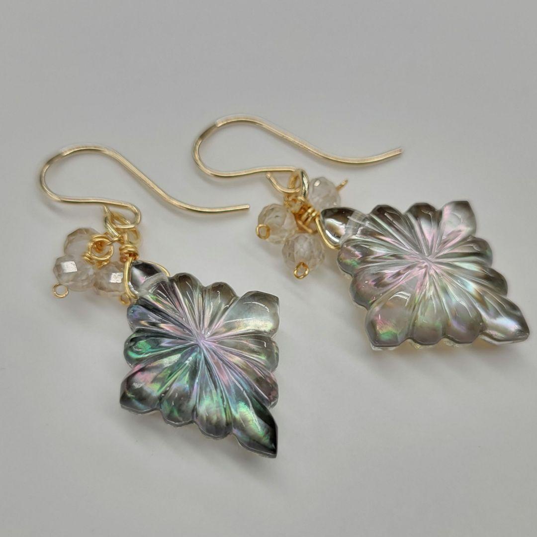 ブラックマザーオブパール クリスタル ロゼンジピアス