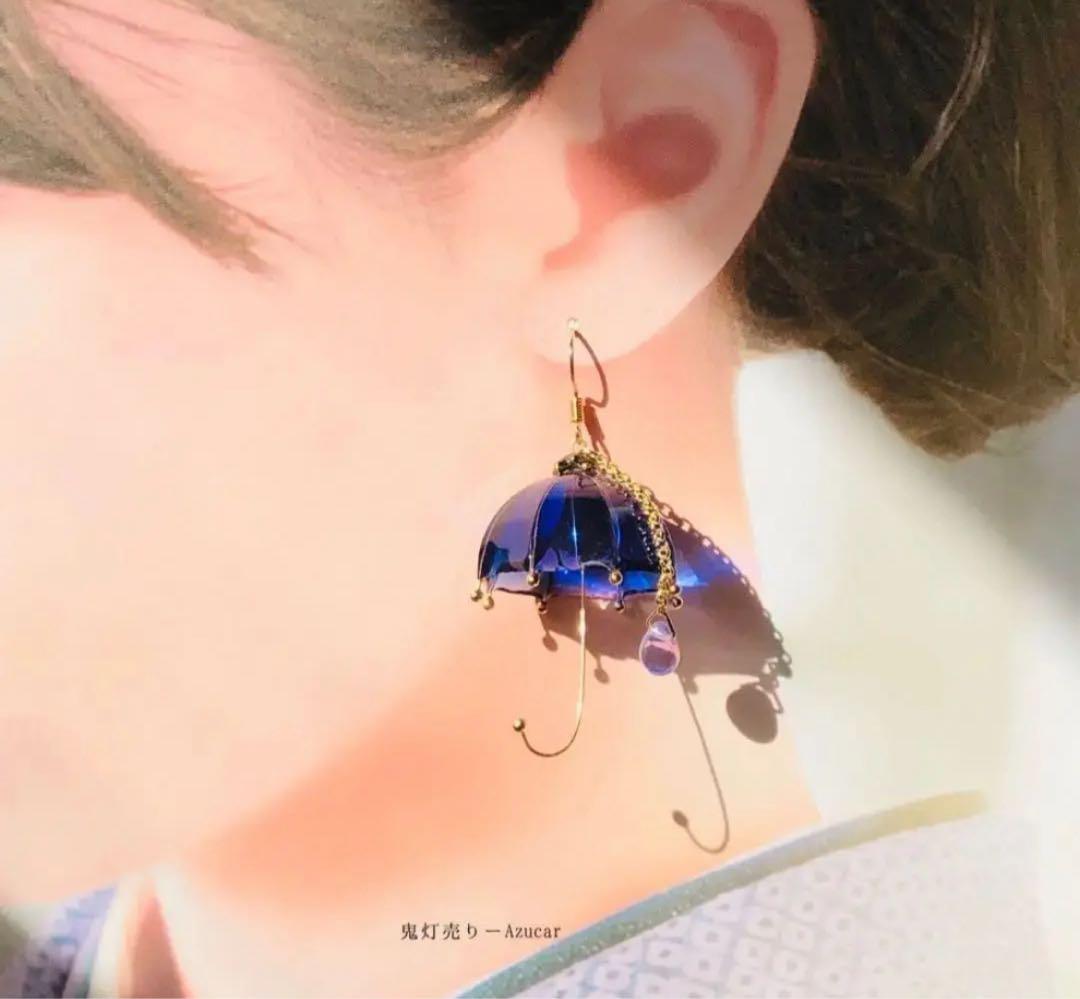 夜空色の傘と雲、雫と星の雨、雪の日や梅雨コーデ　ピアス　イヤリング