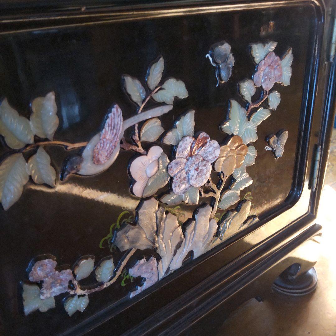 貴重　飾り棚〜天然宝石翡翠？等多数、螺鈿とは異ります。