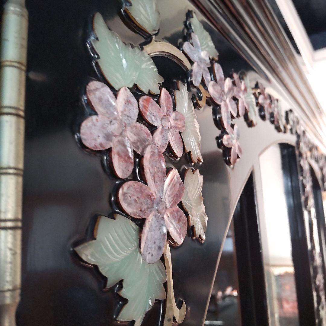 貴重　飾り棚〜天然宝石翡翠？等多数、螺鈿とは異ります。