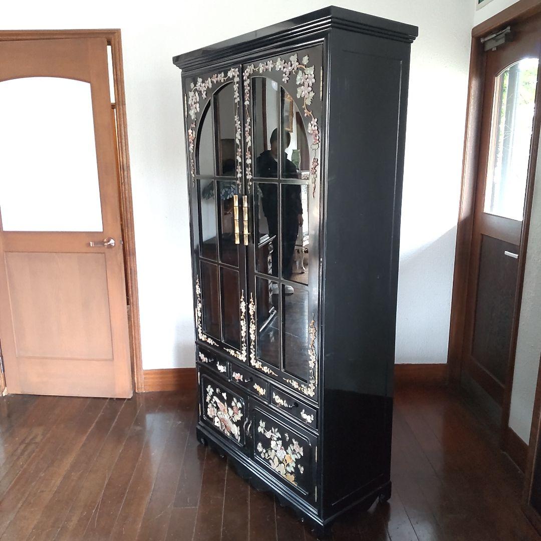 貴重　飾り棚〜天然宝石翡翠？等多数、螺鈿とは異ります。