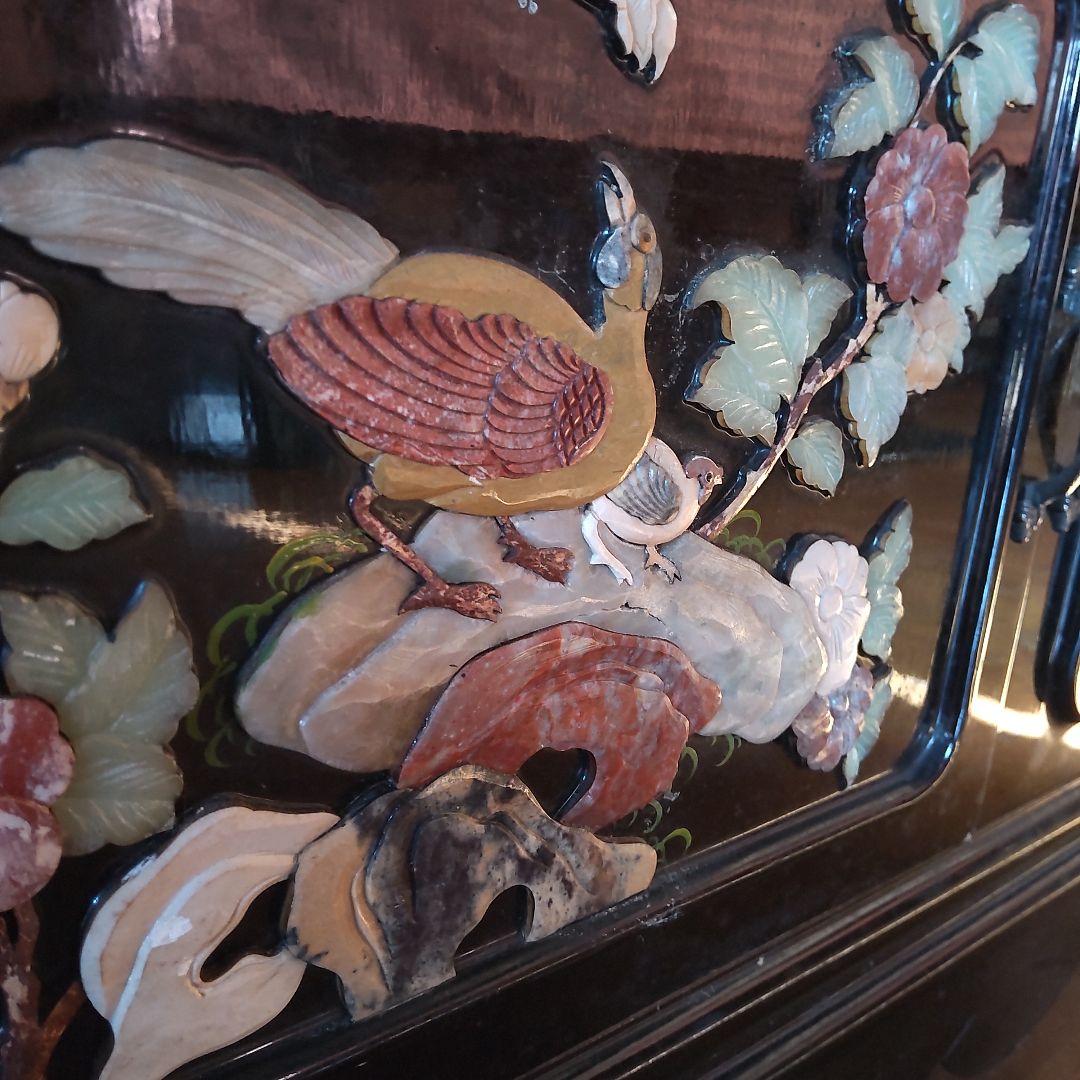 貴重　飾り棚〜天然宝石翡翠？等多数、螺鈿とは異ります。