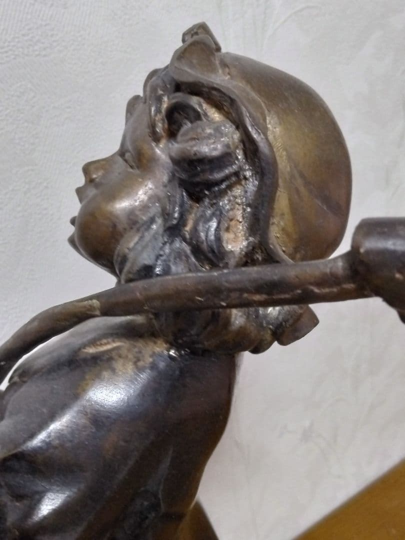 ブロンズ像　旗を持って行進する少女 アンティークかなり古い品です