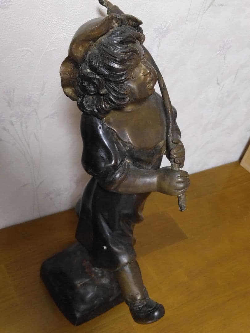 ブロンズ像　旗を持って行進する少女 アンティークかなり古い品です