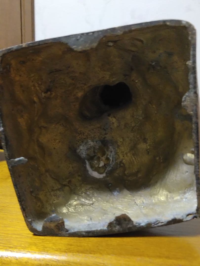 ブロンズ像　旗を持って行進する少女 アンティークかなり古い品です