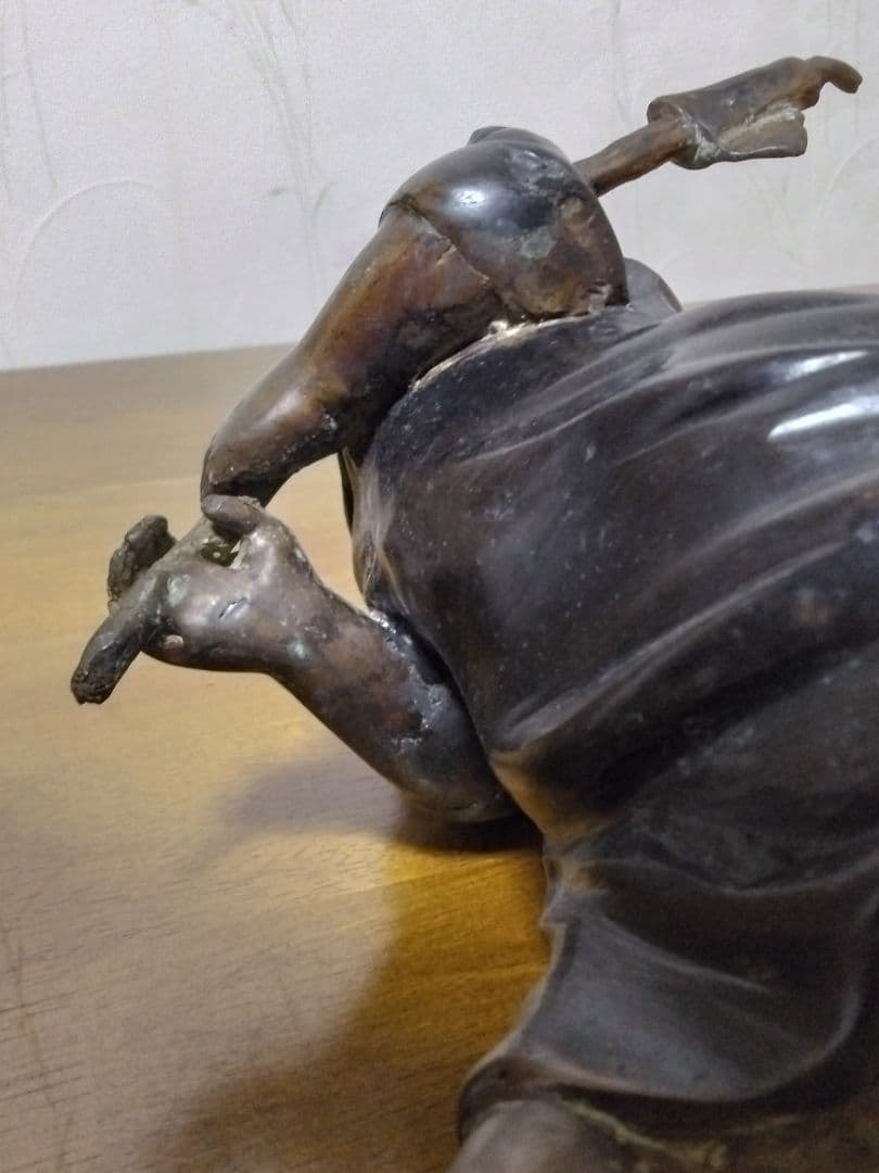 ブロンズ像　旗を持って行進する少女 アンティークかなり古い品です