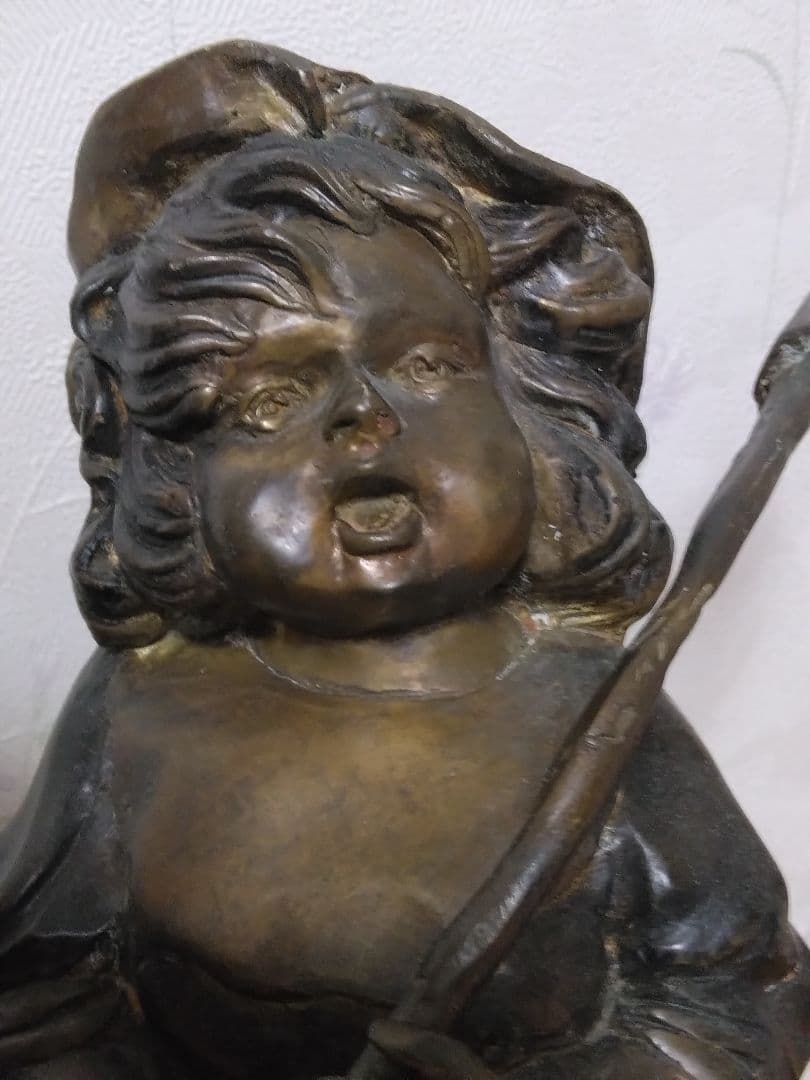 ブロンズ像　旗を持って行進する少女 アンティークかなり古い品です