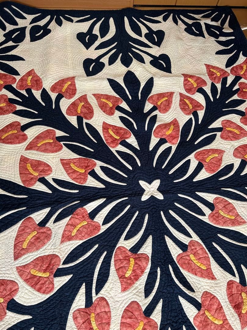 ハワイアンキルトベッドカバー　アンセリウムむら染め　シングルベッド用ハンドメイド