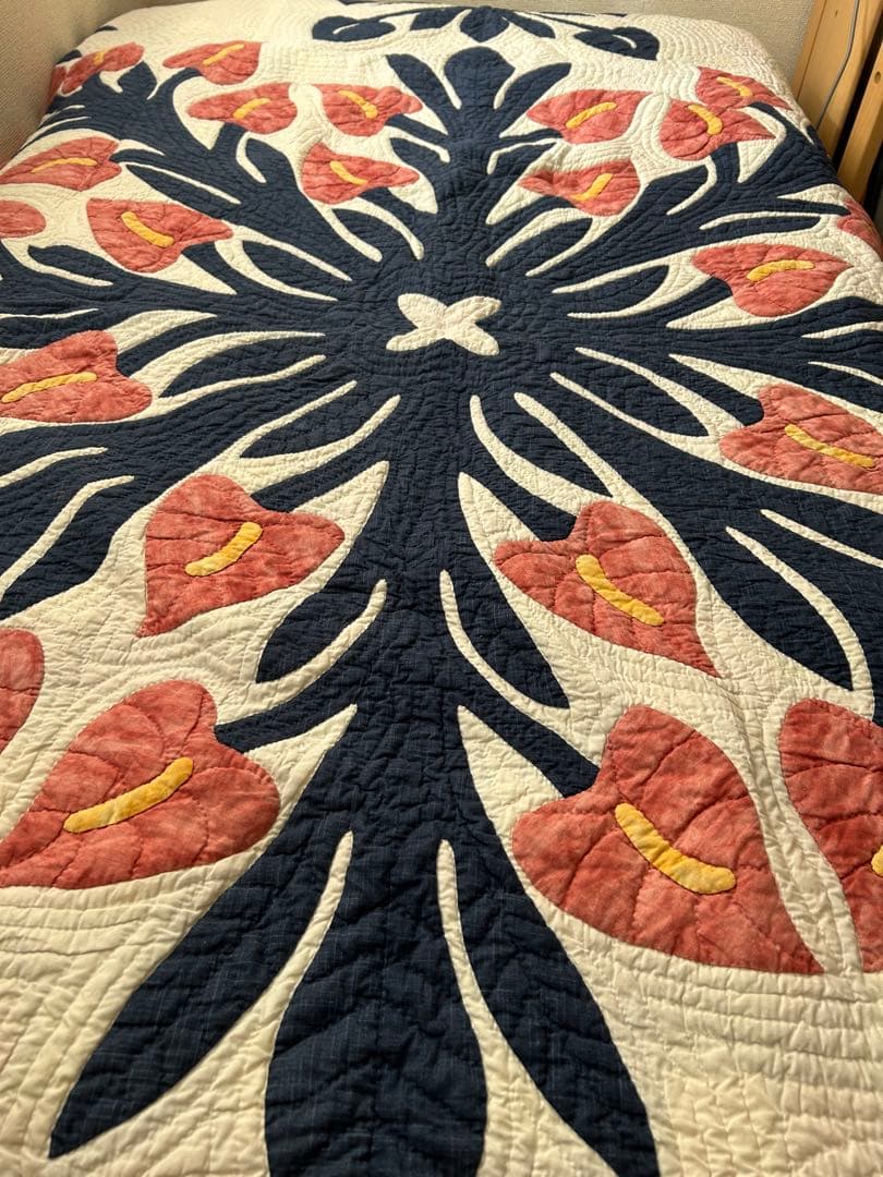 ハワイアンキルトベッドカバー　アンセリウムむら染め　シングルベッド用ハンドメイド