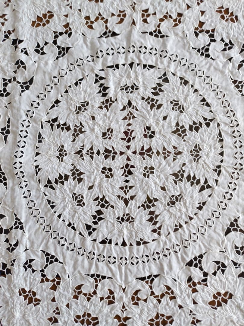 レーステーブルクロス 花柄 白刺繍入り　ハンドメイド　ビンテージ