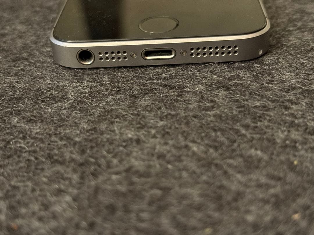 動作品 iPhone SE1 SE 第1世代 グレイ 16GB