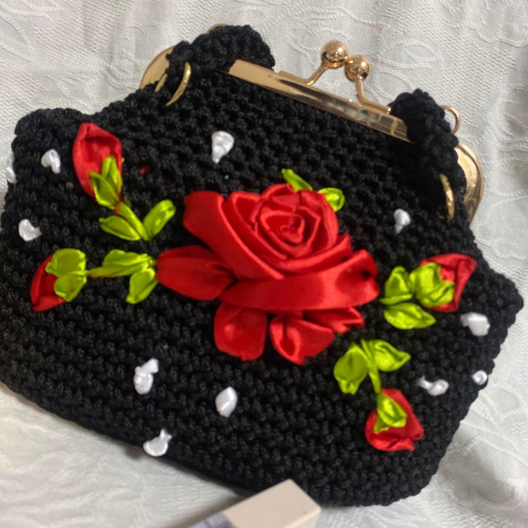 バラ刺繍の黒クラッチバッグ