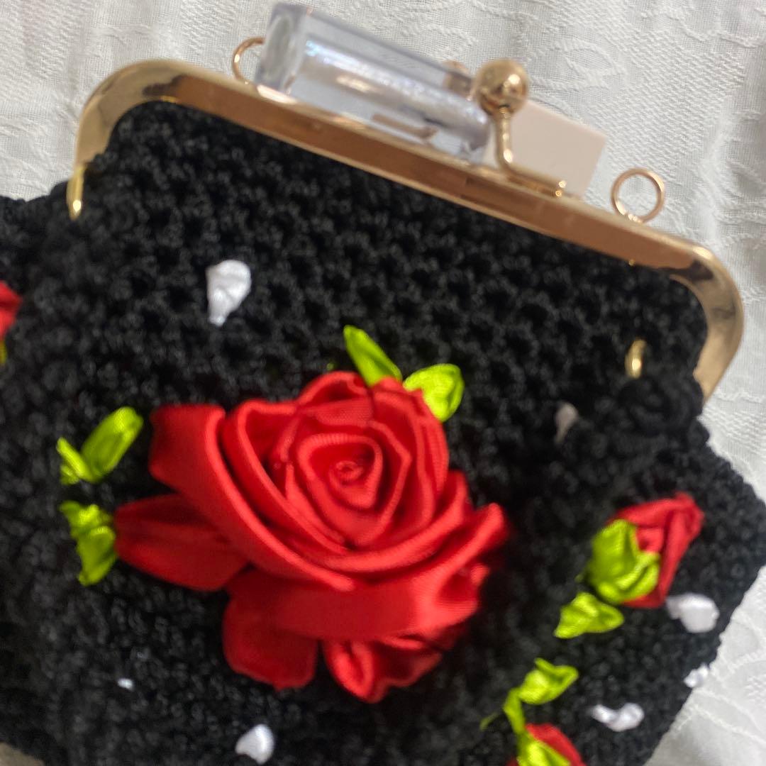 バラ刺繍の黒クラッチバッグ