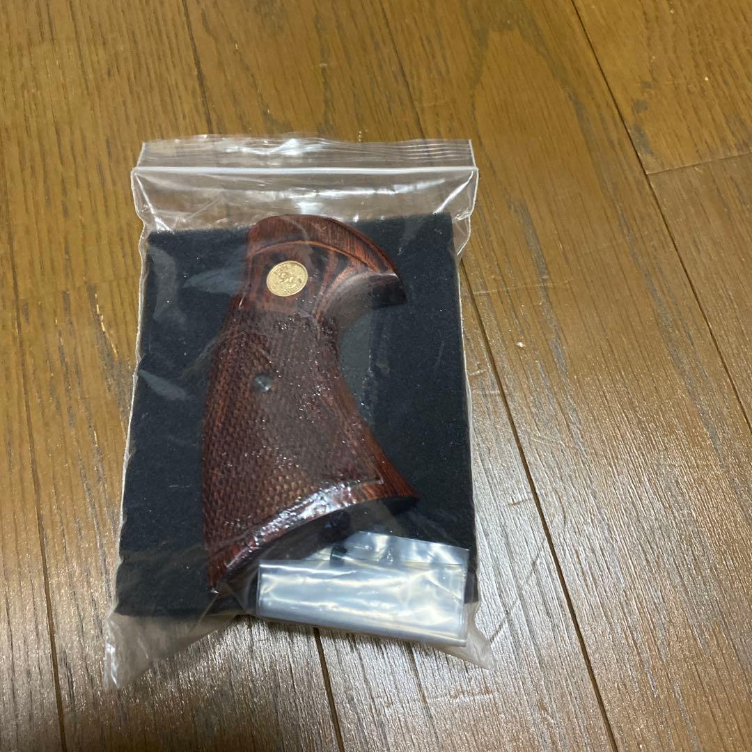 コルトパイソン木製グリップ チェック模様 金色エンブレム